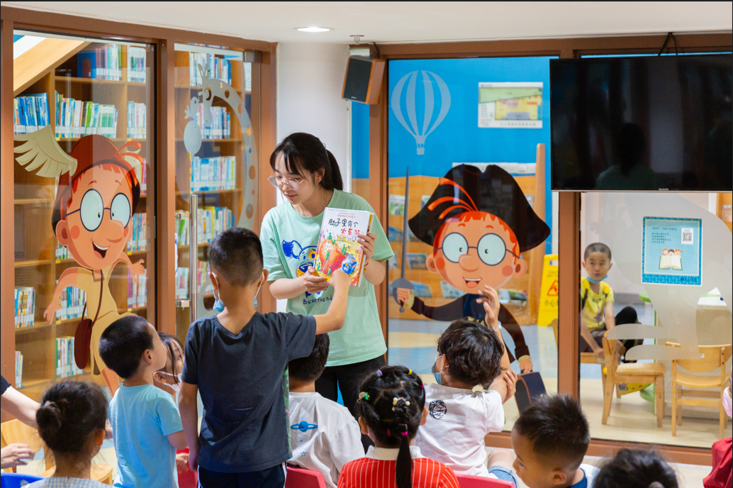 一群人在房間里  中度可信度描述已自動(dòng)生成